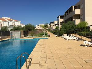 a swimming pool in the middle of a building at Apartamentos Arcos Calabardina in Calabardina