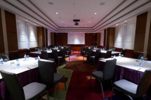 Kawasan bisnes dan/atau bilik persidangan di Wharney Hotel +37 gambar