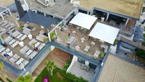 an overhead view of a house with a deck and chairs at Le Spinaker in Le Grau-du-Roi