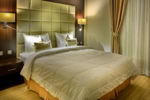 Een bed of bedden in een kamer bij Golden Ocean Hotel