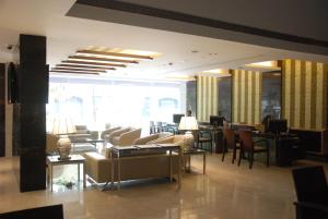 Posezení v ubytování Ramee Grand Hotel and Spa, Pune