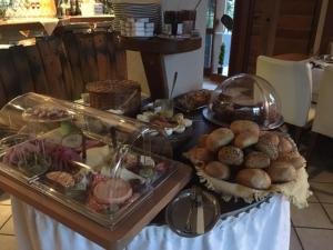 布劳讷贝格Winzerstübchen的自助餐桌上摆满了各种不同类型的食物