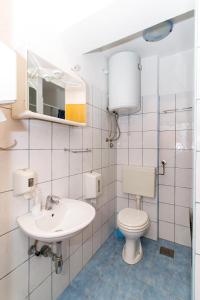 ein Bad mit einem WC und einem Waschbecken in der Unterkunft Motel "Tri lovca" in Knin
