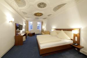 Postel nebo postele na pokoji v ubytování Stadt-gut-Hotel Gasthof Goldener Adler