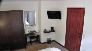 - une chambre avec un lit, un bureau et une télévision dans l'établissement Bay Lodge, à Birchington