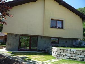 Casa con 2 ventanas y pared de piedra en Venkovská pohoda s výhledem na Beskydy, en Vělopolí