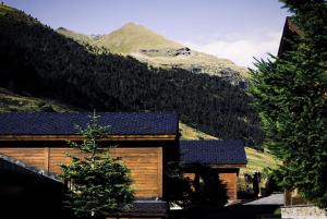 Vista generica sulle montagne o vista sulle montagne dall'interno dell'appartamento