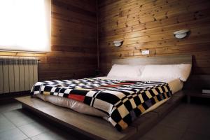 Posto letto in camera con parete in legno. di Pleta Peu del Riu Incles HUT 7613 a Canillo