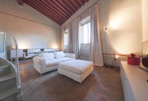 フィレンツェにあるApartments Florence - Ricasoli Terraceのリビングルーム(白いソファ、テーブル付)