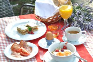 Jedlo v ubytovaní bed & breakfast alebo blízkom okolí