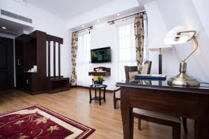 Sjónvarps- og/eða afþreyingartæki á Maya Manor Boutique Hotel by KGH Group