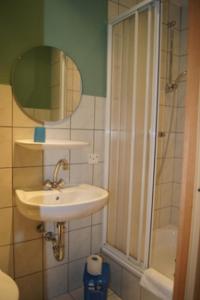 Phòng tắm tại Gästehaus Restaurant Norddeich