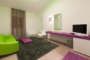 Televiisor ja/või meelelahutuskeskus majutusasutuses VELANERA Hotel & Restaurant