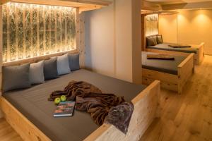 um quarto com 2 camas e uma janela em Hotel Waldhof em Perca