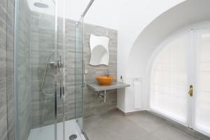トリノにあるMy Home Turinのバスルーム(ガラス張りのシャワーブース付)