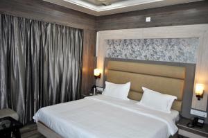 Giường trong phòng chung tại Hotel Continental Blue