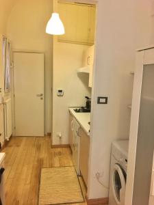a kitchen with a washer and dryer in a room at Appartamento Maggiore in Bologna