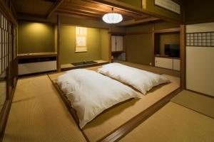 - une chambre avec un grand lit dans l'établissement Yamanoo, à Kanazawa