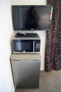 En tv och/eller ett underhållningssystem på Waihi Beach Getaway-Studio, Ensuite & Private Deck