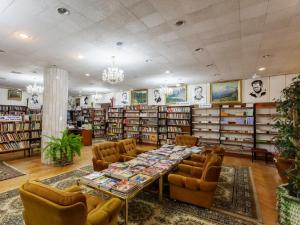 biblioteca con mesa, sillas y libros en Beshtau Health Resort, en Zheleznovodsk