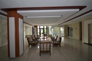 ein langes Esszimmer mit Stühlen und einem Tisch in der Unterkunft Hotel Veri in Peshkopi