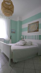 a bedroom with a large white bed in a room at La Divina in Muggiano