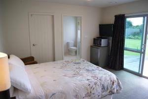 Waihi Beach Getaway-Studio, Ensuite & Private Deck 객실 침대