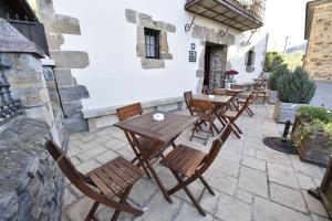 een groep houten tafels en stoelen op een patio bij Batzarki in Avellaneda