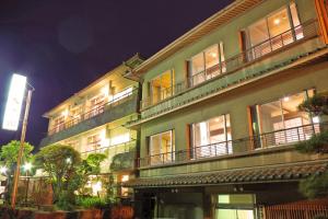 - un grand bâtiment avec des balcons sur le côté dans l'établissement Daibutsukan, à Nara