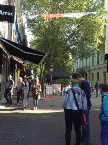 un grupo de personas caminando por una calle de la ciudad en Maria's Suite, en Utrecht