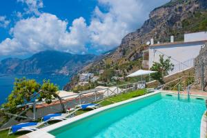 una vista sulla costa amalfi da una villa con piscina di Villa Imperati a Praiano