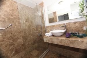 a bathroom with a sink and a shower at Hotel Etap Mola in Ankara