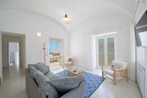 uma sala de estar com um sofá e uma mesa em Villa Imperati em Praiano