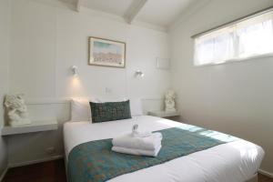 A bed or beds in a room at Kanasta Caravan Park