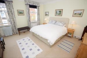 Ένα ή περισσότερα κρεβάτια σε δωμάτιο στο ALTIDO Luxurious 2BR flat in Pimlico, near Warwick sq