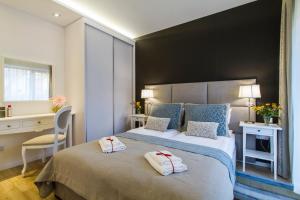 une chambre avec un grand lit avec deux serviettes dessus dans l'établissement Apartament PAJO I -Rezydencja Tatry--GROTA SOLNA--TARAS--GARAŻ PODZIEMNY, à Zakopane