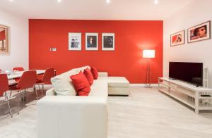 A television and/or entertainment centre at Chamberi Arrendamiento de Temporada