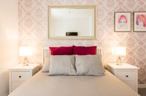 A bed or beds in a room at Chamberi Arrendamiento de Temporada