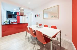 A kitchen or kitchenette at Chamberi Arrendamiento de Temporada