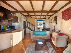 a living room with two chairs and a table at Quinta do Campo in Nazaré