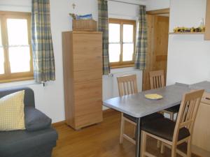 a kitchen and dining room with a table and a couch at Zum Egerländer Fachwerkhof in Neualbenreuth