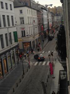 une rue de la ville avec une voiture en bas de la rue dans l'établissement Cosy apt à 200m de la Cathédrale, à Liège
