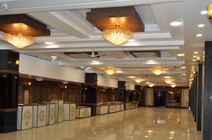 un gran salón con lámparas de araña en un edificio en Hotel Continental Blue, en Bikaner