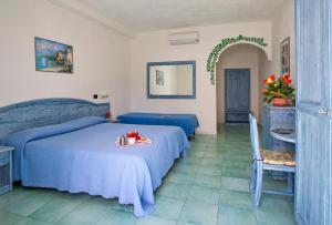 Postel nebo postele na pokoji v ubytování Hotel Riva del Sole + 25 fotografií