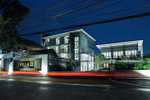 een gebouw op een straat 's nachts met bij VILLA23 Residence in Bangkok