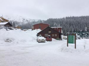 PlanneralmにあるZettlerhütte Planneralmの雪に覆われた駐車場