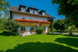 a house with flowers on the front of it at Gasthof Pension Walther in Weißdorf