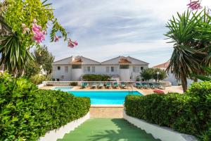 an image of a villa with a swimming pool at Menorca Villa Fenicia in Son Parc