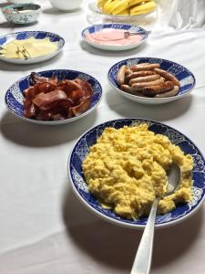 ニセコ町にあるモイワロッジのスクランブルエッグ・ソーセージの盛り合わせ +43枚の写真