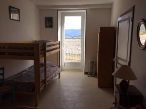 Rúm í herbergi á Gite des Nals